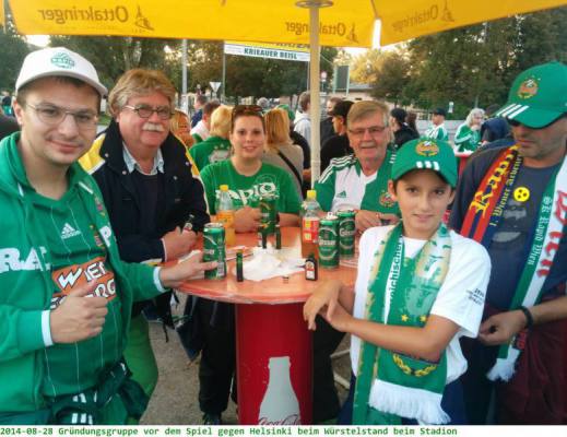 2014-08-28-Gruendungsgruppe-vor-dem-Spiel-gegen-Helsinki-beim-Wuerstelstand-beim-Stadion